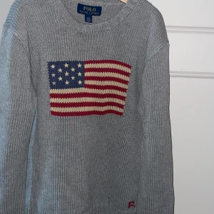 Ralph lauren tröja  - Trendig tröja från Ralph lauren i bra skick för bra pris   Kan gå ner i pris vid snabb affär    Ny pris 3500 passar någon som är runt 170cm acceptera inga pris förslag under 600 