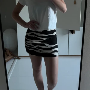 Linnekjol HM - Kort linnekjol från hm i storlek 34 som jag aldrig använt för att den är för liten.💕☀️🌸Köpt gör 199kr.🩷