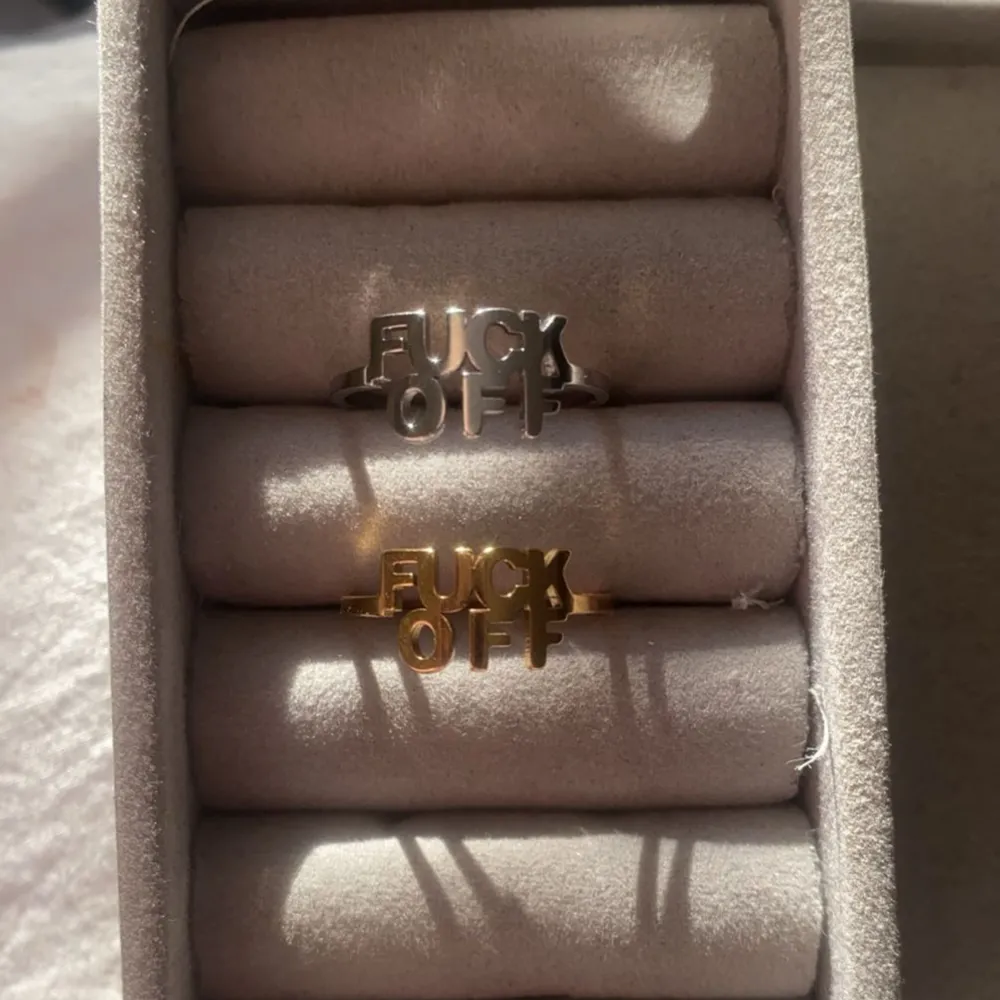Har fått in våra första supersnygga ringar som är i rostfritt stål 💕Modell ”Zara” finns i både guld och silver . Accessoarer.