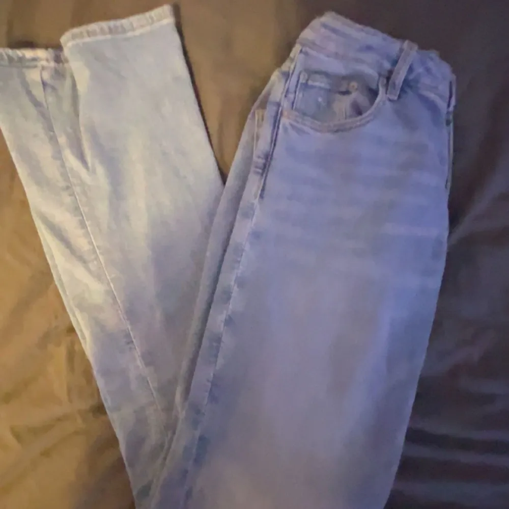 Säljer dessa jeans från Gina Young, dom är andvänd typ 2 gånger och är i jätte bra skick.  Tveka inte om frågor finns.. Jeans & Byxor.