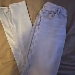 Säljer dessa jeans från Gina Young, dom är andvänd typ 2 gånger och är i jätte bra skick.  Tveka inte om frågor finns.
