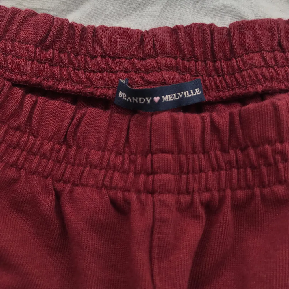 Helt nya & aldrig använda mjukisshorts med fickor från Brandy Melville. Går att ha både låg och högmidjat. Shorts.