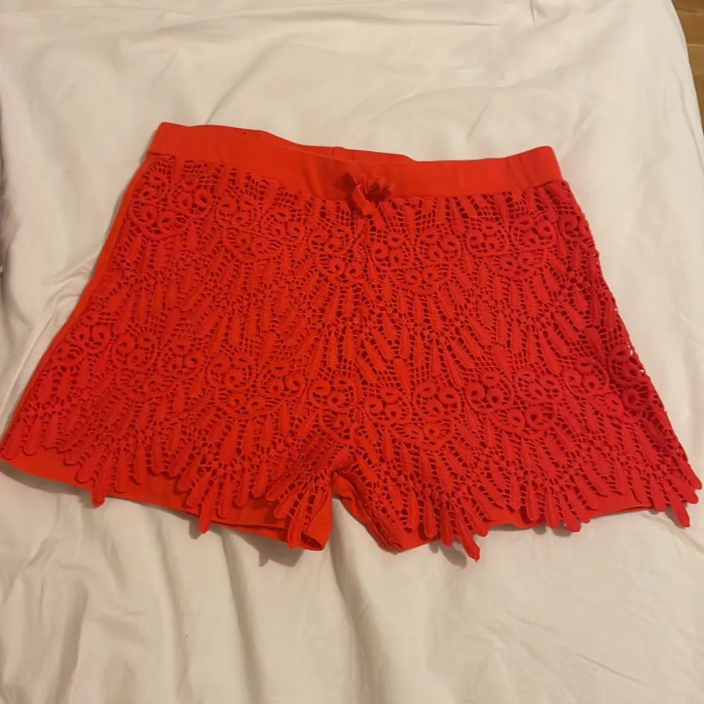 Röda shorts som aldrig kommit till användning.. Shorts.