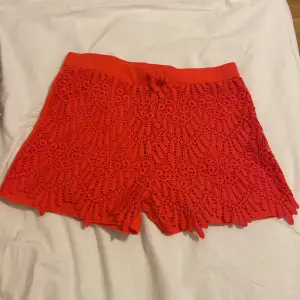 Röda shorts som aldrig kommit till användning.