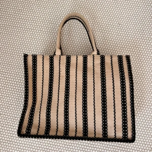 Strandväska  - En jätte fin och rymlig strandväska från H&M köpt förra året. 