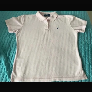 Ralph lauren piké - Den är i super skick och är riktigt snygg🤩  