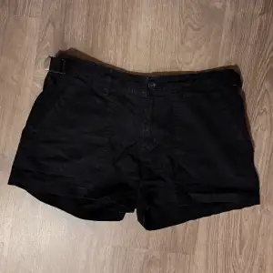 Oanvända svarta shorts                                Midjemått - 78  