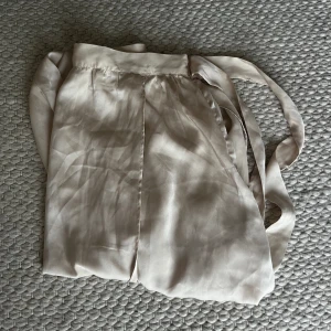 MIDIKJOL FRÅN NADINE KLEIN - Otroligt vackert fall  Storlek 34   NADINE KLEIN X NA-KD   Fint skick!   Beige / champagne färgad