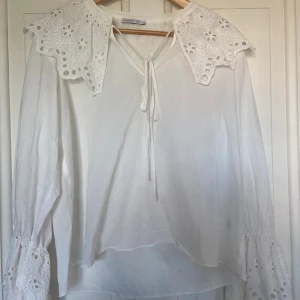 Blus - En super fin vit blus från STOCKHOLM LM, säljer till ett bra pris eftersom den var ganska dyr från början💕