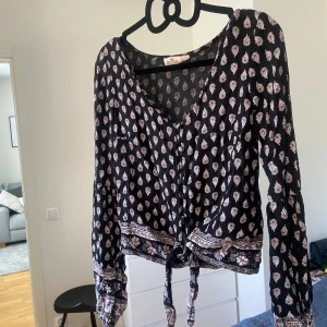 Snygg topp!  - Snygg tröja från Hollister med knappar och knytning nertill❤️ Stl XS!  Den är i jättefint skick!  