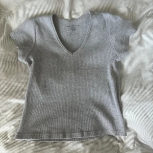 Brandy Melville t-shirt - T-shirt från Brandy Melville!! Säljer då den tyvärr inte kommer till användning. One size men skulle säga xs/s