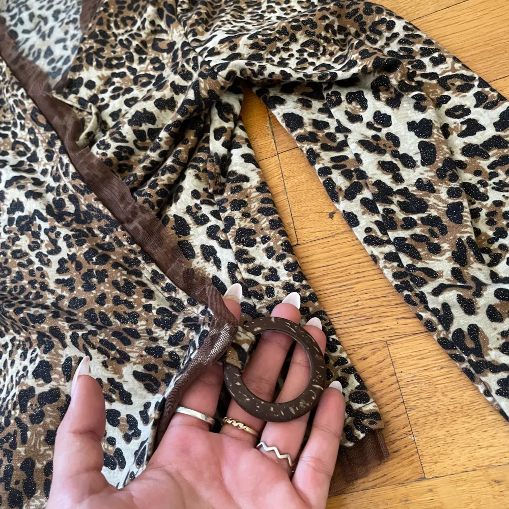 leopard print top från adina, storlek s/m Utmärkt skick. Toppar.