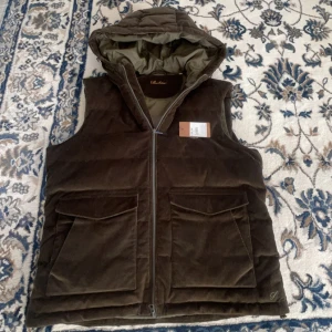 Stenströms väst - Säljer nu denna eftertraktade stenströms väst i storlek L, passar M. Nypris ca 4000, skick 9/10 Hör av er vid funderingar eller fler bilder.