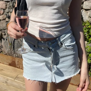 Vintage lowrise jeanskjol - En svinsnygg denimkjol som passar perfekt för sommaren! Super lågmidjad och trendig!💘 Priset går att diskutera!🍓🌷