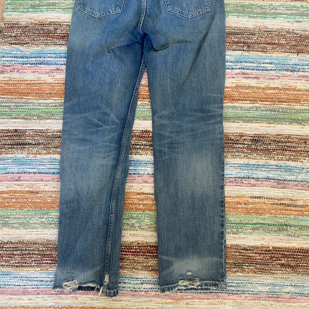 Medelmidjade jeans med slitagedetaljer från Zara. Använda ett fåtal gånger - bra skick! Jag är 160 för referens!. Jeans & Byxor.