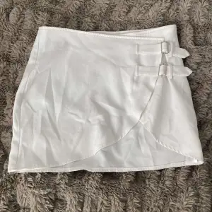 söt mini kjol perfekt till sommaren, från PrettyLittleThing 