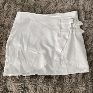 Mini skirt Plt - söt mini kjol perfekt till sommaren, från PrettyLittleThing 