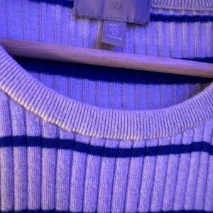 Stickad tröja  - Knappt använd 