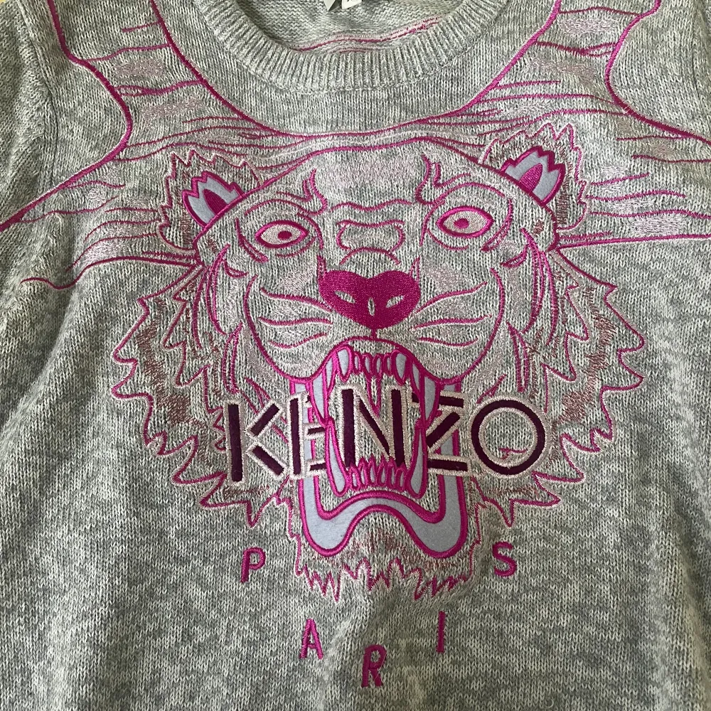 Kenzo tröja köpt i Paris. Använd fåtal gånger och är som ny. Storleken är M men jag tycker att den passar perfekt på en som har xs/s. (Liten i storleken). Tröjor & Koftor.