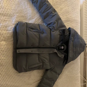 Canada goose jacka - Storlek L(herr) Den är använd i ca 2 år och har växt ut mig i storlek Jackan är väldunad och håller dig varm om kalla dagar  Tveka inte på att höra av dig