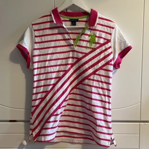 U.S polo assn t-shirt  - En U.S polo assn T-shirt aldrig använd. Storlek liten XL, bra skick och inga skador.🐣🗽