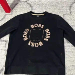 Hugo boss tröja - Den har några fläckar därför så billigt pris!
