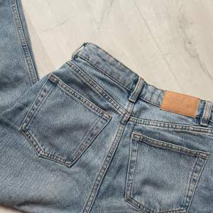 Jeans från monki hög midja vida. Storlek 24 säljer, säljer likadana i svart. Passar ngn som är ca 160 lång.