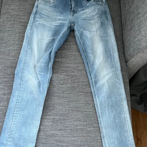Replay jeans hyperflex grover - Säljer dom här riktigt snygga och grischiga jeansen. Dom är för små på mig så de är därför jag säljer dom, dom är i väldigt bra skick och har bara blivit använda ett par gånger. dom passar endå huvsat bra på mig(177cm och 61 kg)pris går att diskutera