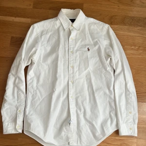Vit Ralph lauren skjorta - Fin Ralph lauren skjorta, skick 8/10. Hör av er vid funderingar eller frågor! 🤗🤝