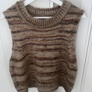 Stickad väst - Säljer min stickade bruna väst då den endast kommit till användning en gång.  Köpt på Nelly men märket är ONLY.