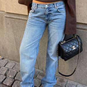 Blå lågmidjade jeans från Gina Tricot, skit snygga o i jättebra skick!