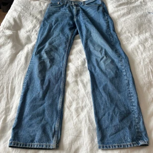 WEEKDAY Jeans - Weekdays Voyage modell. Skitsnygga och knappt använda. Perfekt nu till våren. Storlek: 32/30