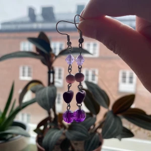 Hemmagjorda lila örhängen - Fina lila örhängen med olika pärlor 🌸💜