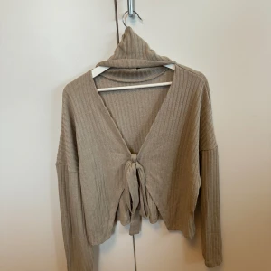 Helt ny tröja med krage och öppen rygg  - Helt ny tröja med krage och en fin öppning i ryggen och man kan knyta nertill med band. Så snygg design och mjukt och tunt material! 