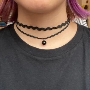 Dubbelchoker med kula - En dubbelchoker som har en pärla som hänger. Superfin och simpel, passar till allt!