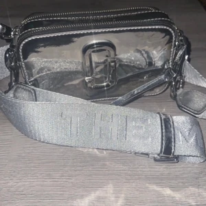 Marc Jacobs väska - Superfin silvrig MJ väska som endast är använd 2 ggr