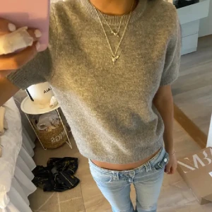 Trendig stickad t-shirt - Säljer nu denna trendiga stickade t-shirten från Zara i storlek s. Fint skick och perfekt nu till våren. (Lånade bilder skriv privat för flera bilder)