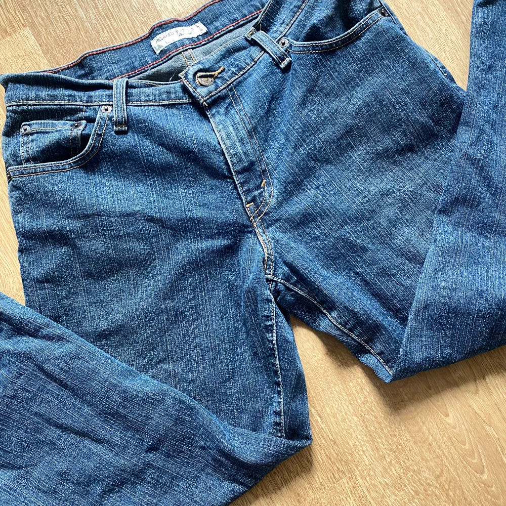 Säljer mina jätte fina Levis relaxed bootcut jeans! Fint skick, inga defekter. Säljer eftersom de inte kommer t användning. Stl M. Skulle säga att de är mid/low waist beroende på hur man bär de. Pris kan diskuteras. Skriv privat för frågor/bilder💞. Jeans & Byxor.