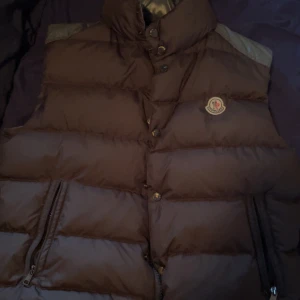 Moncler väst - Mycket fin väst, använd mycket försiktig.