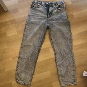 Jeans - Ljus blåa jeans från ginatricot, bra skick, långa frakt ingår ej