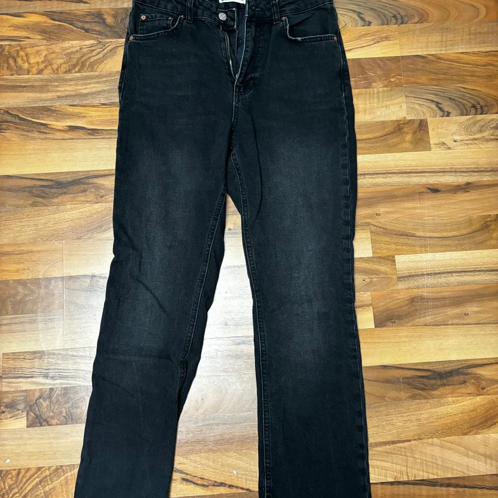 Svarta raka jeans från Gina Tricot använda fåtal gånger . Jeans & Byxor.