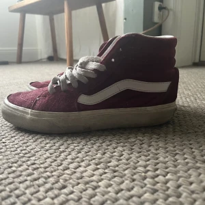 Vinröda vans - vinröda vans i bra skivk fast andvända! 