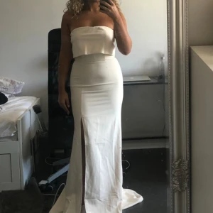 Balklänning från Jarlo London - Jarlo London balklänning med slits endast använd 1 gång och är i nyskick. Strl 38 och kan även passa strl 36. Nypris 2150 kr. Skulle säga att färgen är crémevit. 