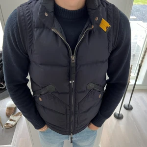 Parajumper väst herr (kobuk) - Säljer denna väst från parajumper, använd två säsonger men i bra skick. Söm har slätt vid sidan (se bild) men går att sy till. Slutsåld överallt. Nypris ca 5500 kr. Extra badge fås med vid köp (se bild). Pris kan diskuteras vid snabb affär.  #herr #v