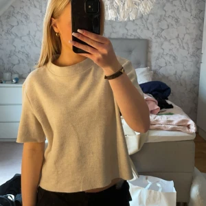 Zara - Söt stickad tröja från zara, fint skick. Perfekt för våren. Hör av er vid intresse eller fler bilder.  Tryck på ”köp nu” 💓 Storlek L men passar s-m