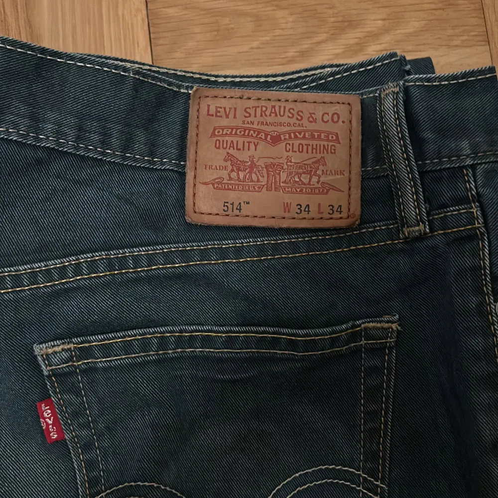 Säljer mina nya levis jeans eftersom de är för stora. Köpt för 1000. Perfekt skick och inga skador.. Jeans & Byxor.