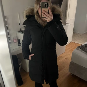Canada goose jacka - Hej, säljer min canada goose jacka (Lorette Parka modell) i storlek S. Kvittot finns! Köpt för ca 1,5 år på Thernlunds. Den är i helt nytt skick, inte blek heller som du ser på sista bilden. Det är bara att skriva för fler bilder!! Ordinarie pris ca 16000