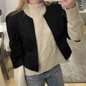 Trekvartsärmad kappa/ kofta!  - Superfin trekvartsärmad kappa/ kofta! Köpt här på plick sedan aldrig använd💋!! (Inte mina bilder)