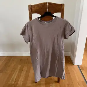 En begie t-shirt klänning i storlek xs