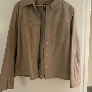 Jacka  - Säljer denna vintage skinnjacka. Den är lite oversized på mig som annars har storlek 36. Säljer då den tyvärr inte kommit till användning. Skicka om fler bilder önskas💛